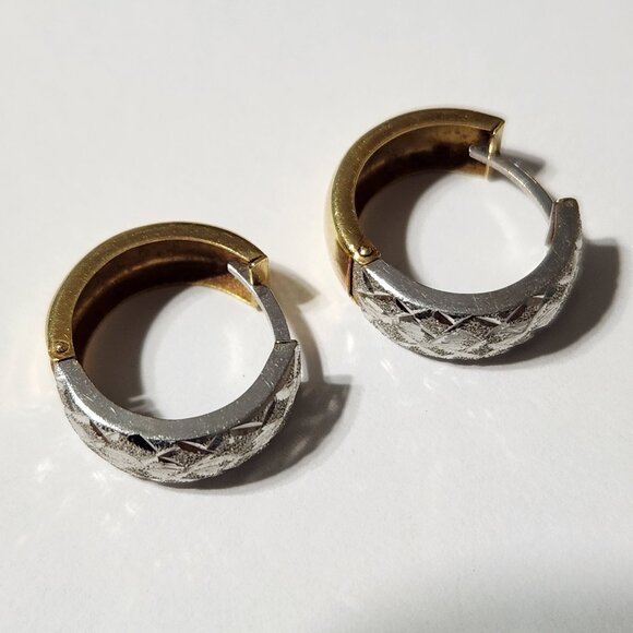 [SOLD] 80's 2.1g 18K Gold Engraved Design Etched Huggie Earrings - Picture 16 of 16